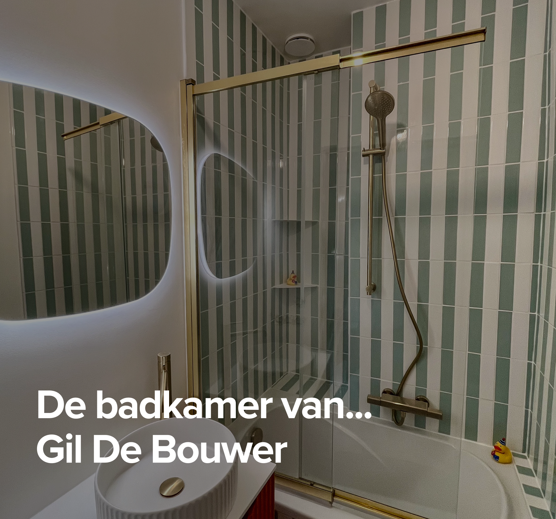 Badkamer van Gil De Bouwer met verticale groen-witte wandtegels, gouden badkraan en X2O eendje op de badrand – een realisatie van x2o badkamers.
