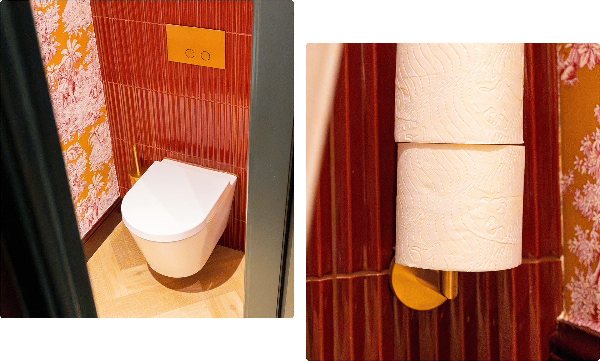 Ein weißes Hänge-WC von x²o badkamers steht vor einer Wand mit roten vertikalen Fliesen und orange-rosa Tapete mit tropischen Motiven, dazu eine goldene WC-Bürste und eine eingebaute Spülplatte.