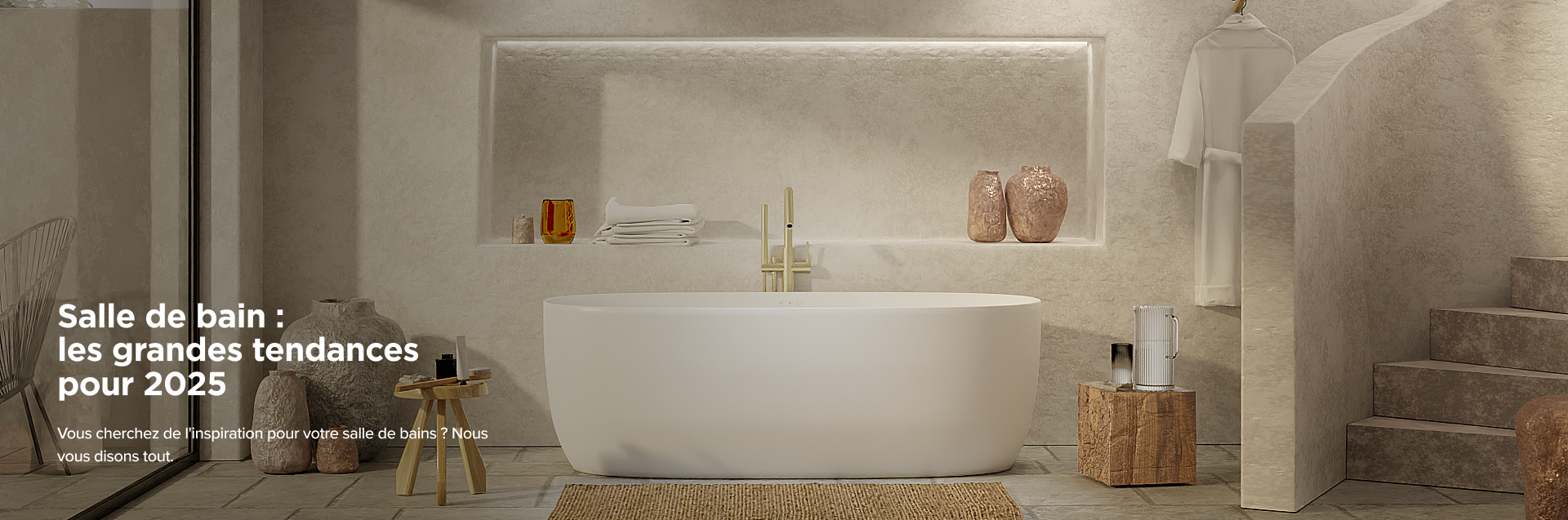 Salle de bains minimaliste de x²o avec une baignoire autoportante blanche, niche murale avec serviettes pliées et vases en céramique, robinet doré, couleurs naturelles et table d'appoint en bois dans un intérieur moderne avec escalier.