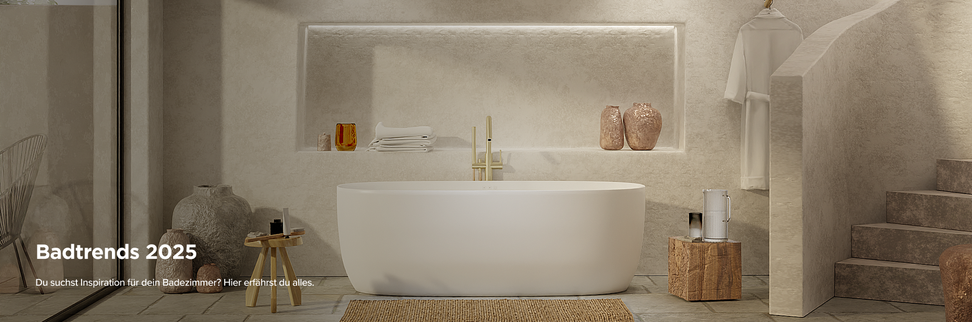 Minimalistisches x²o Badezimmer mit freistehender weißer Badewanne, Wandnische mit gefalteten Handtüchern und Keramikvasen, goldener Armatur, natürlichen Farben und dekorativem Holzhocker in einem modernen Raum mit Treppe.