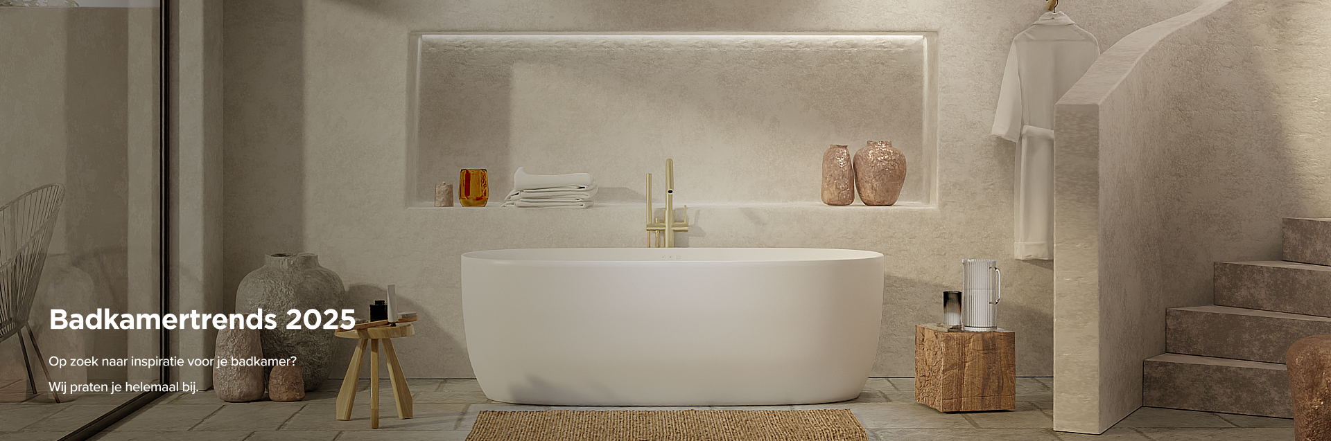 Minimalistische x²o badkamers met een vrijstaand wit bad, ingebouwde nis met gevouwen handdoeken en aardewerken vazen, gouden kraan, natuurlijke kleuren en decoratief houten bijzettafeltje in een moderne ruimte met trap.