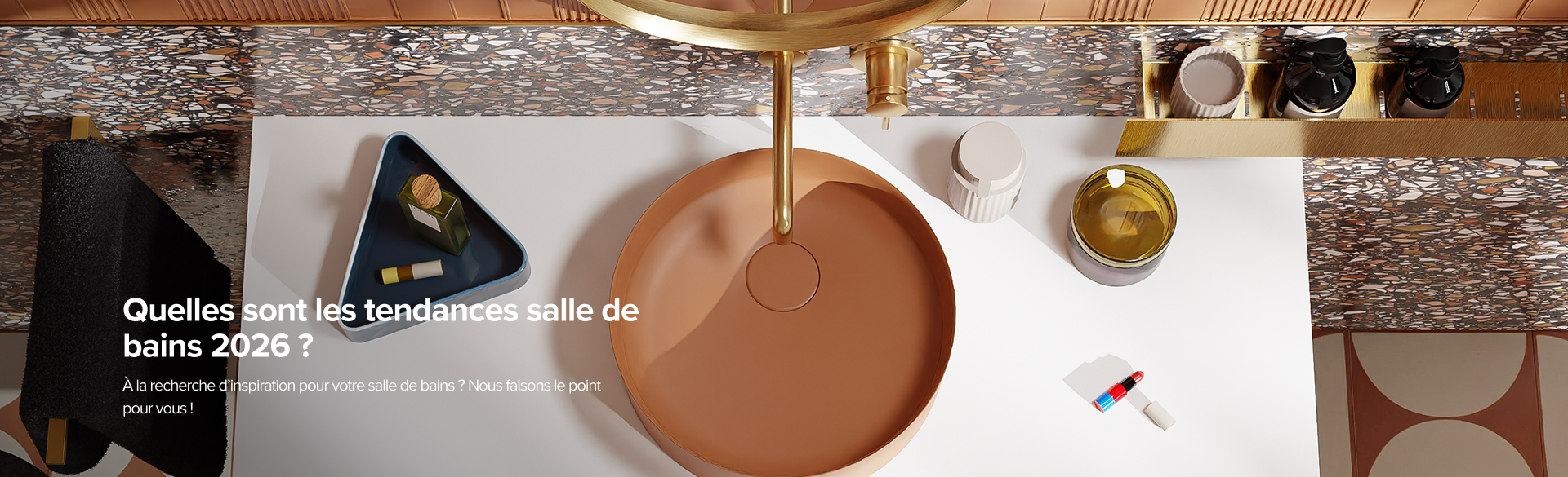 Vue de dessus d’un lavabo moderne avec des accents dorés et des produits de soin – tendances salle de bains 2026.