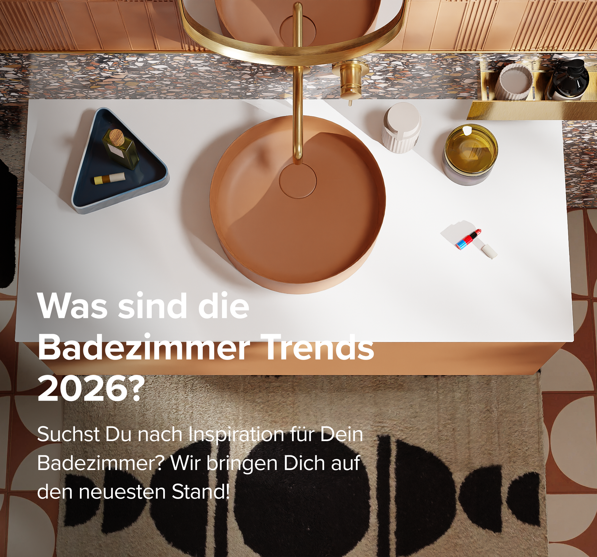 Draufsicht auf ein modernes Waschbecken mit goldenen Akzenten und Pflegeprodukten – Badezimmertrends 2026.