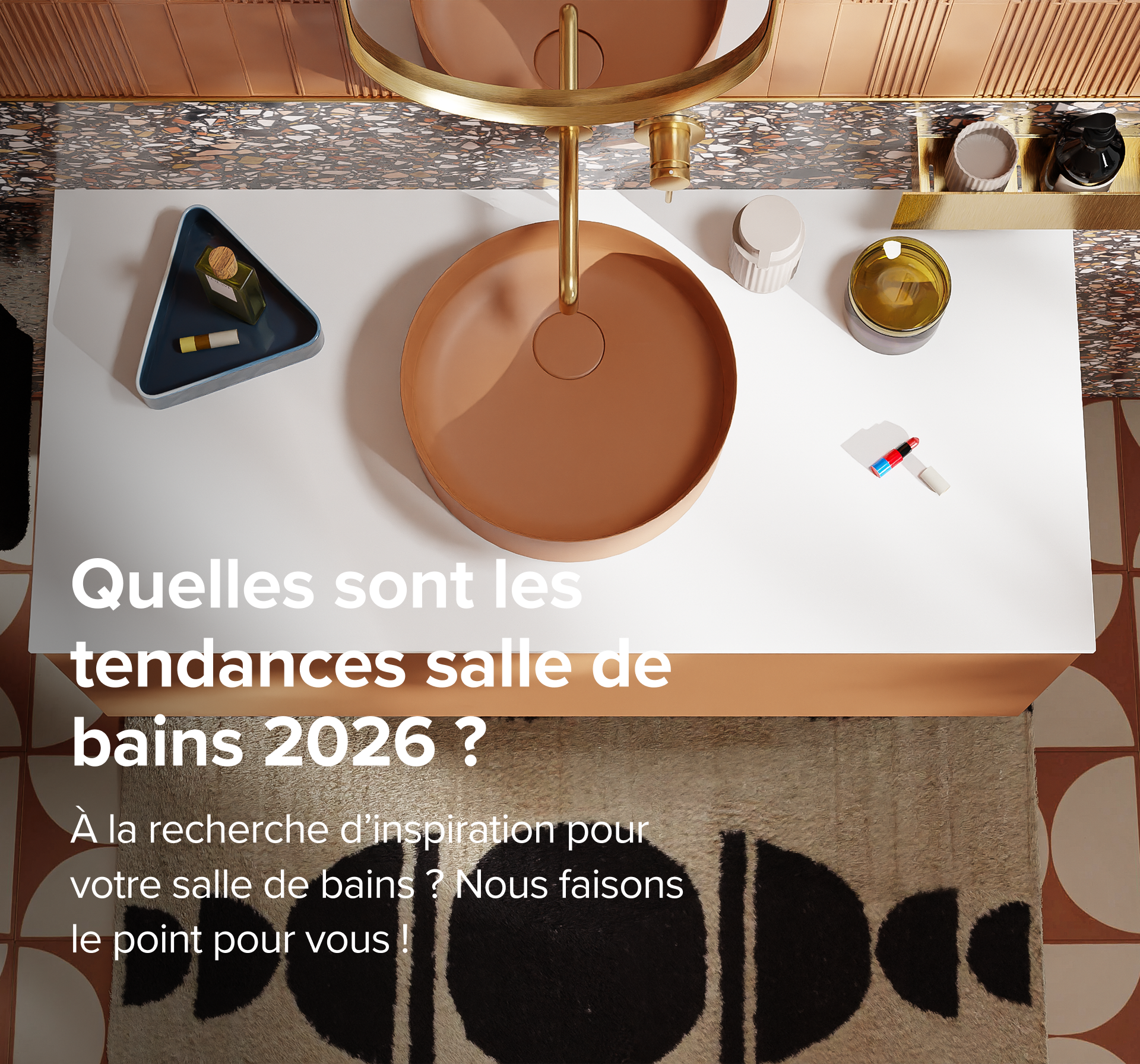 Vue de dessus d’un lavabo moderne avec des accents dorés et des produits de soin – tendances salle de bains 2026.