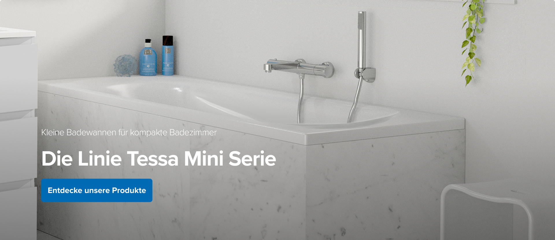 Auf diesem Bild von x²o badkamers siehst du eine kleine weiße Einbaubadewanne mit Marmorverkleidung, moderne Chromarmaturen, zwei blaue Flaschen und eine schwarze Flasche auf dem Rand sowie eine grüne Hängepflanze, die elegant vor der weißen Wand herunterhängt.