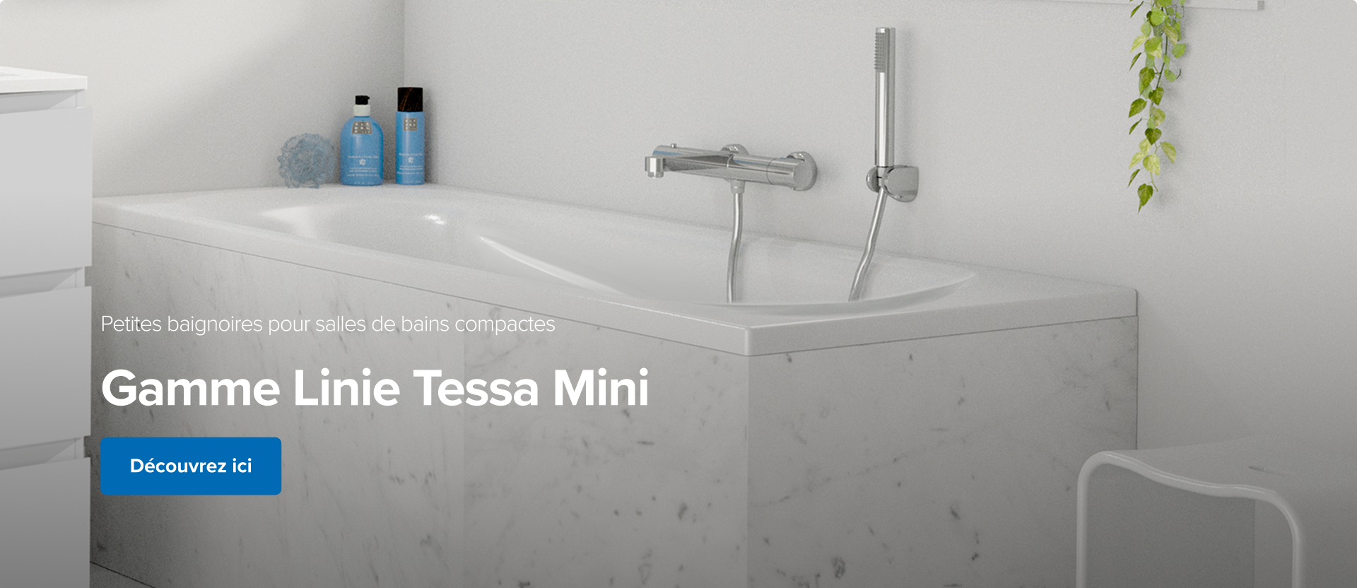 Sur cette image de x²o badkamers, on voit une petite baignoire blanche encastrée avec un habillage en marbre, une robinetterie chromée moderne, deux bouteilles bleues et un flacon noir posés sur le rebord, ainsi qu’une plante verte suspendue qui descend élégamment devant un mur blanc.