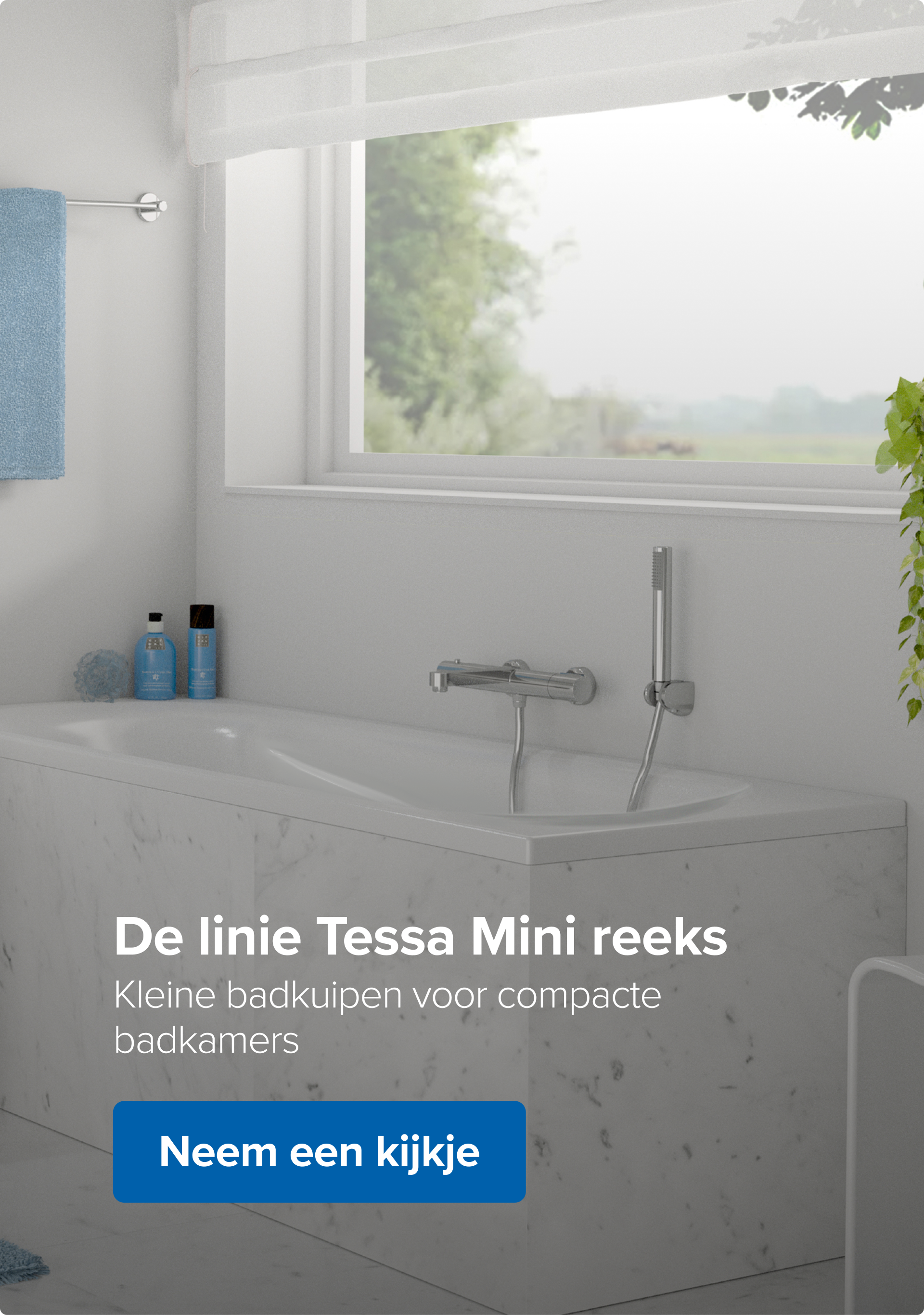 Op deze foto van x²o badkamers zie je een kleine witte inbouwbadkuip met een marmeren ombouw, moderne chromen kranen, twee blauwe flessen en een zwart flesje op de rand, en een groene hangplant die sierlijk langs de witte muur naar beneden hangt.