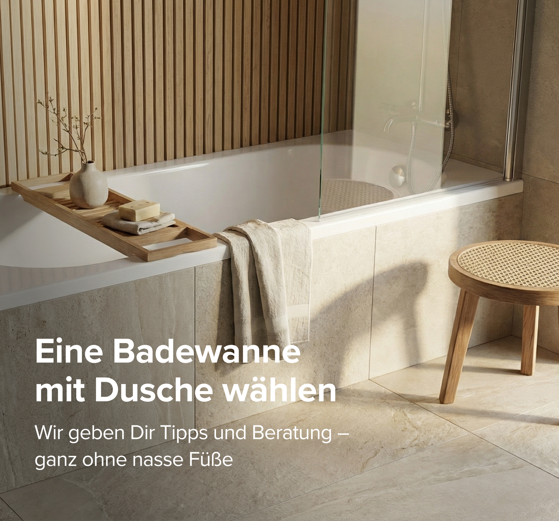 Bad-Dusche-Kombination mit eingebauter weißer Badewanne, Glasbadewand und beiger Fliesenverkleidung vor einer Holzlattenwand, mit Holzbadablage und Hocker neben der Wanne, in einem Badezimmer von x²o Badezimmer.