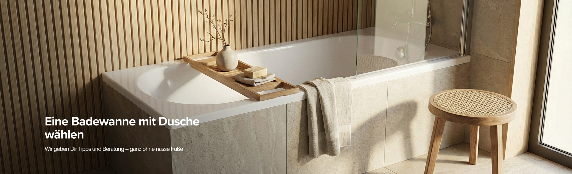 Bad-Dusche-Kombination mit eingebauter weißer Badewanne, Glasbadewand und beiger Fliesenverkleidung vor einer Holzlattenwand, mit Holzbadablage und Hocker neben der Wanne, in einem Badezimmer von x²o Badezimmer.