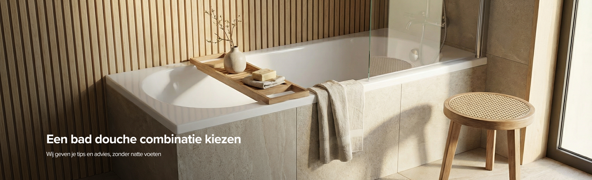 Bad douche combinatie met ingebouwd wit ligbad, glazen badwand en beige tegelafwerking tegen een houten lattenwand, met houten badplank en kruk naast het bad, in een badkamer van x²o badkamers.