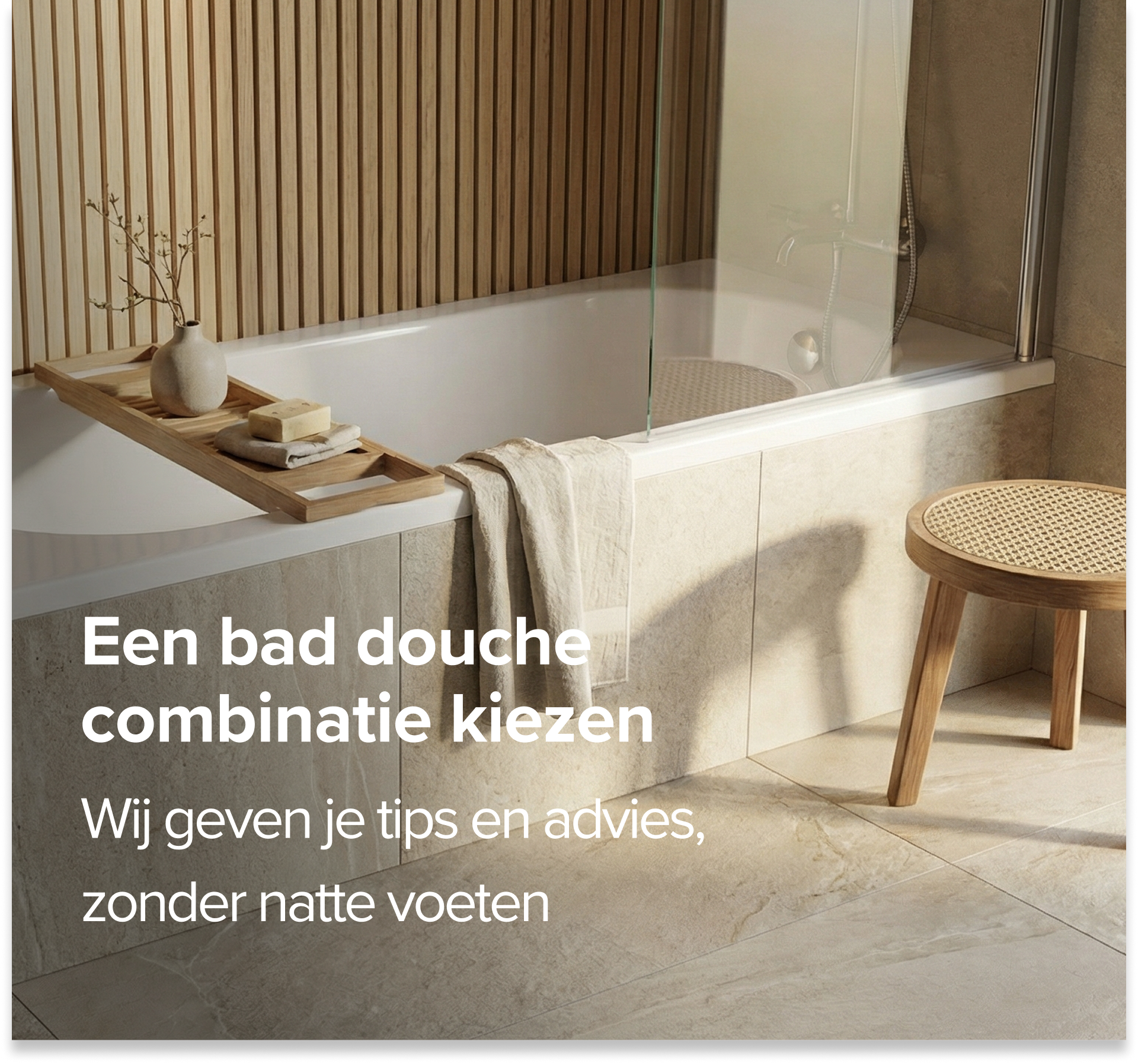 Bad douche combinatie met ingebouwd wit ligbad, glazen badwand en beige tegelafwerking tegen een houten lattenwand, met houten badplank en kruk naast het bad, in een badkamer van x²o badkamers.