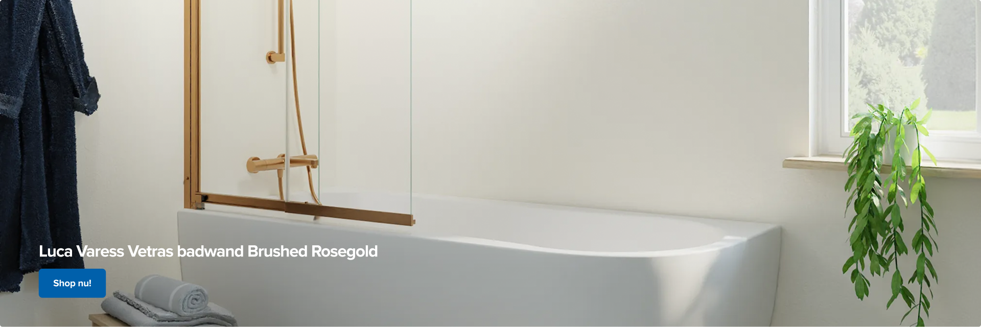 Bad douche combinatie met vrijstaand wit ligbad en glazen badwand in brushed rosegold profiel, gecombineerd met bijpassende rosegold douchekraan naast een raam, in een badkamer van x²o badkamers.