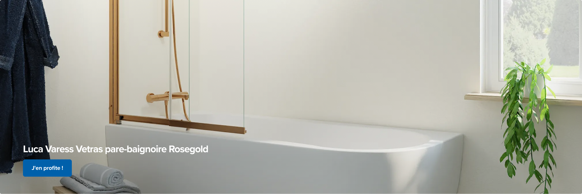 Combinaison bain douche avec baignoire blanche et paroi de bain en verre avec profilé brushed rosegold, associée à une robinetterie rose gold assortie près d’une fenêtre, dans une salle de bains de x²o salles de bains.