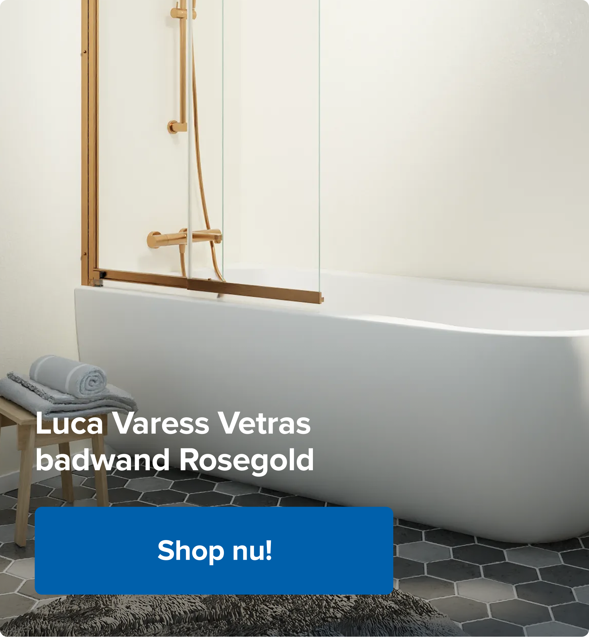 Bad douche combinatie met vrijstaand wit ligbad en glazen badwand in brushed rosegold profiel, gecombineerd met bijpassende rosegold douchekraan naast een raam, in een badkamer van x²o badkamers.