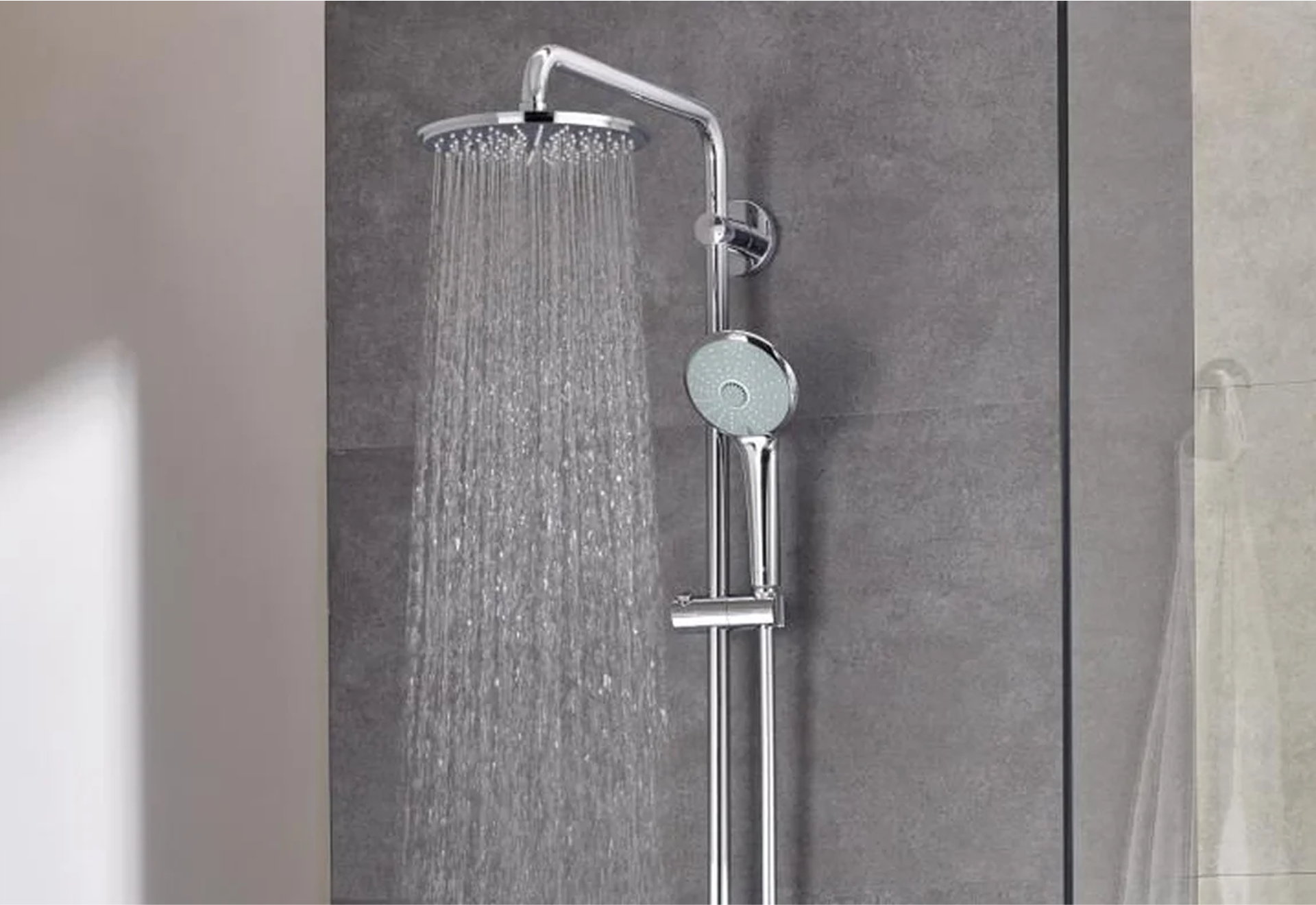 Detail van een regendouche in een douchecabine met stromend water – douchecomfort van X²O Badkamers.