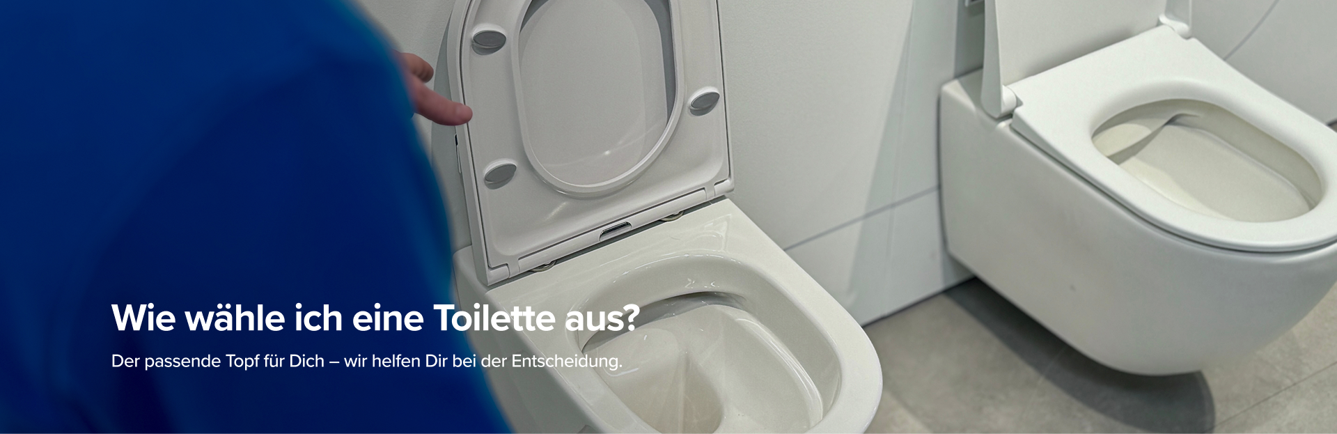Ein Berater zeigt Dir im Showroom eine offene Toilette, mit dem Text „Wie wähle ich eine Toilette aus?“ auf blauem Hintergrund – Beratung von x²o badkamers.