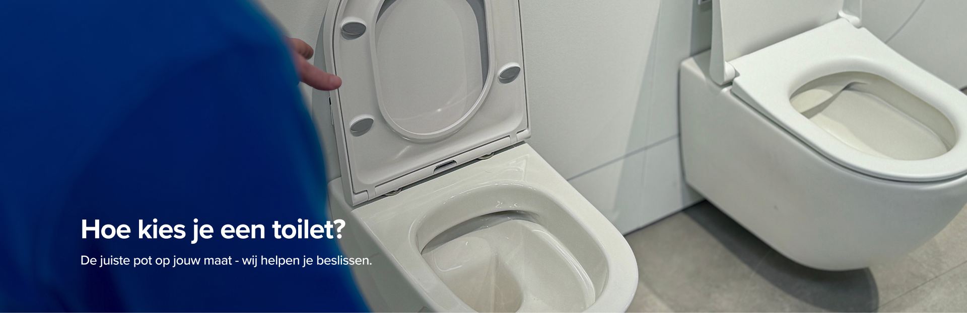 Een verkoper toont een open wc in een showroom met blauwe overlay en de tekst “Hoe kies ik een toilet?”. Persoonlijk advies van x²o badkamers.