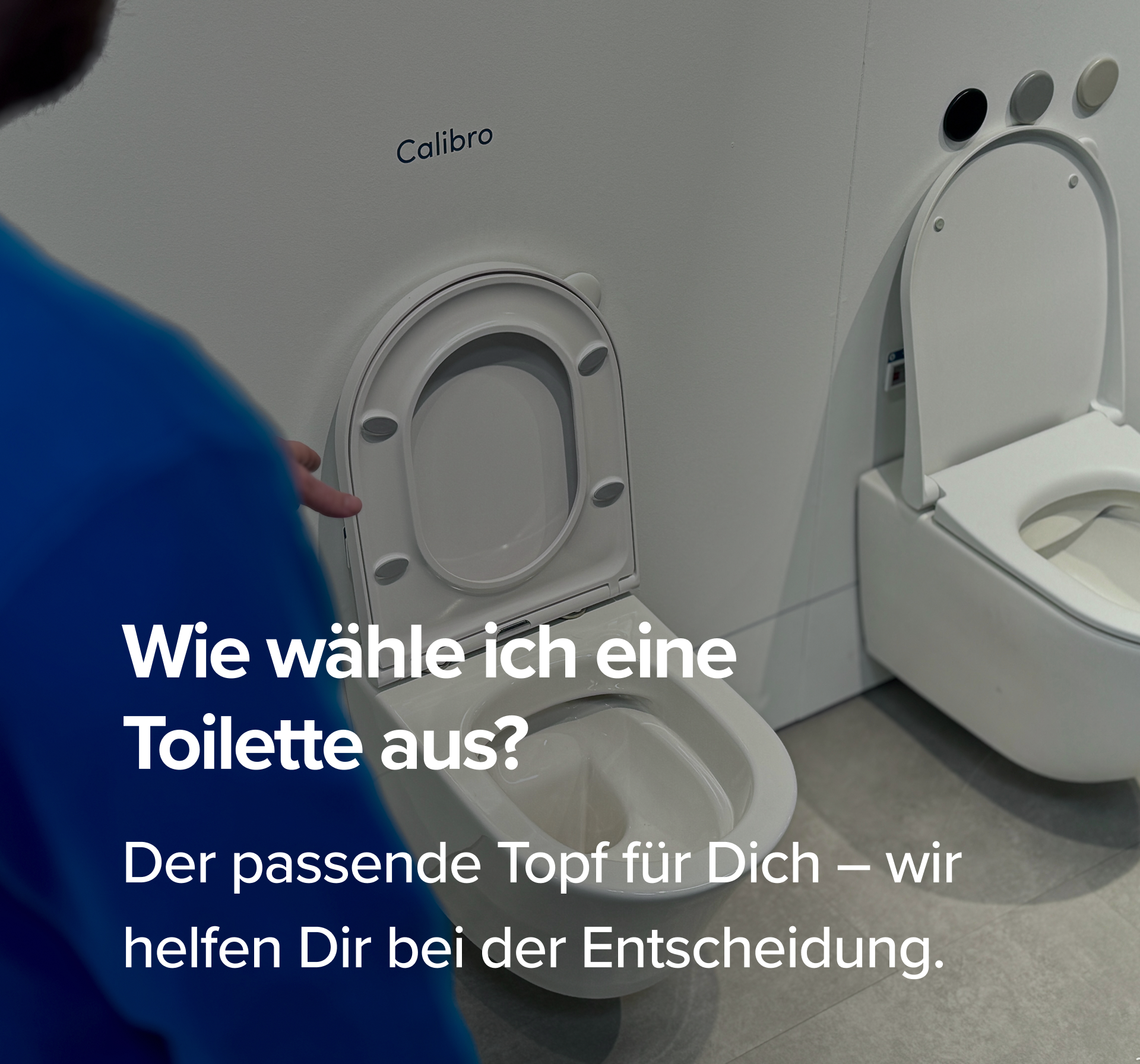 Ein Berater zeigt Dir im Showroom eine offene Toilette, mit dem Text „Wie wähle ich eine Toilette aus?“ auf blauem Hintergrund – Beratung von x²o badkamers.