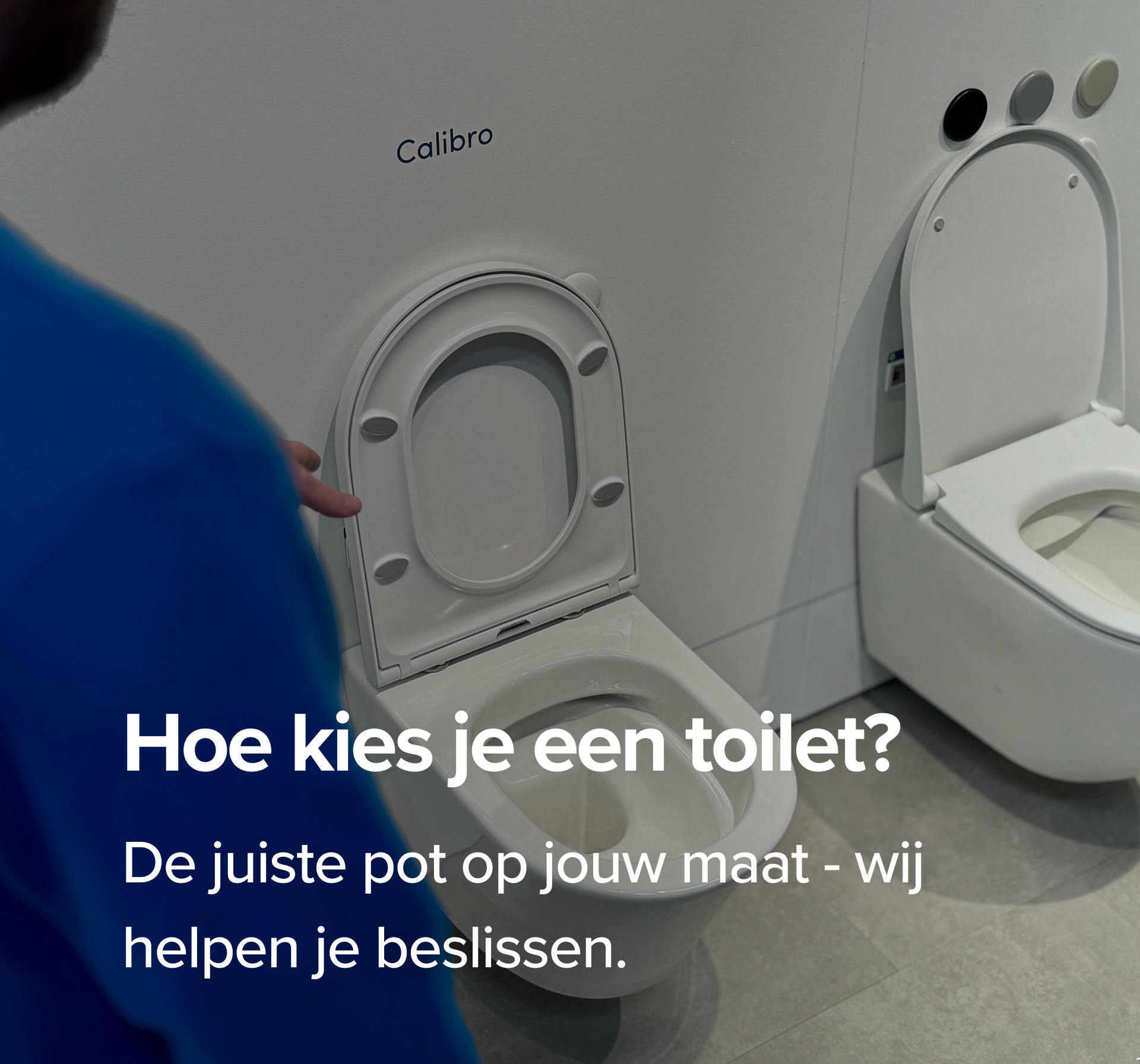 Een verkoper toont een open wc in een showroom met blauwe overlay en de tekst “Hoe kies ik een toilet?”. Persoonlijk advies van x²o badkamers.