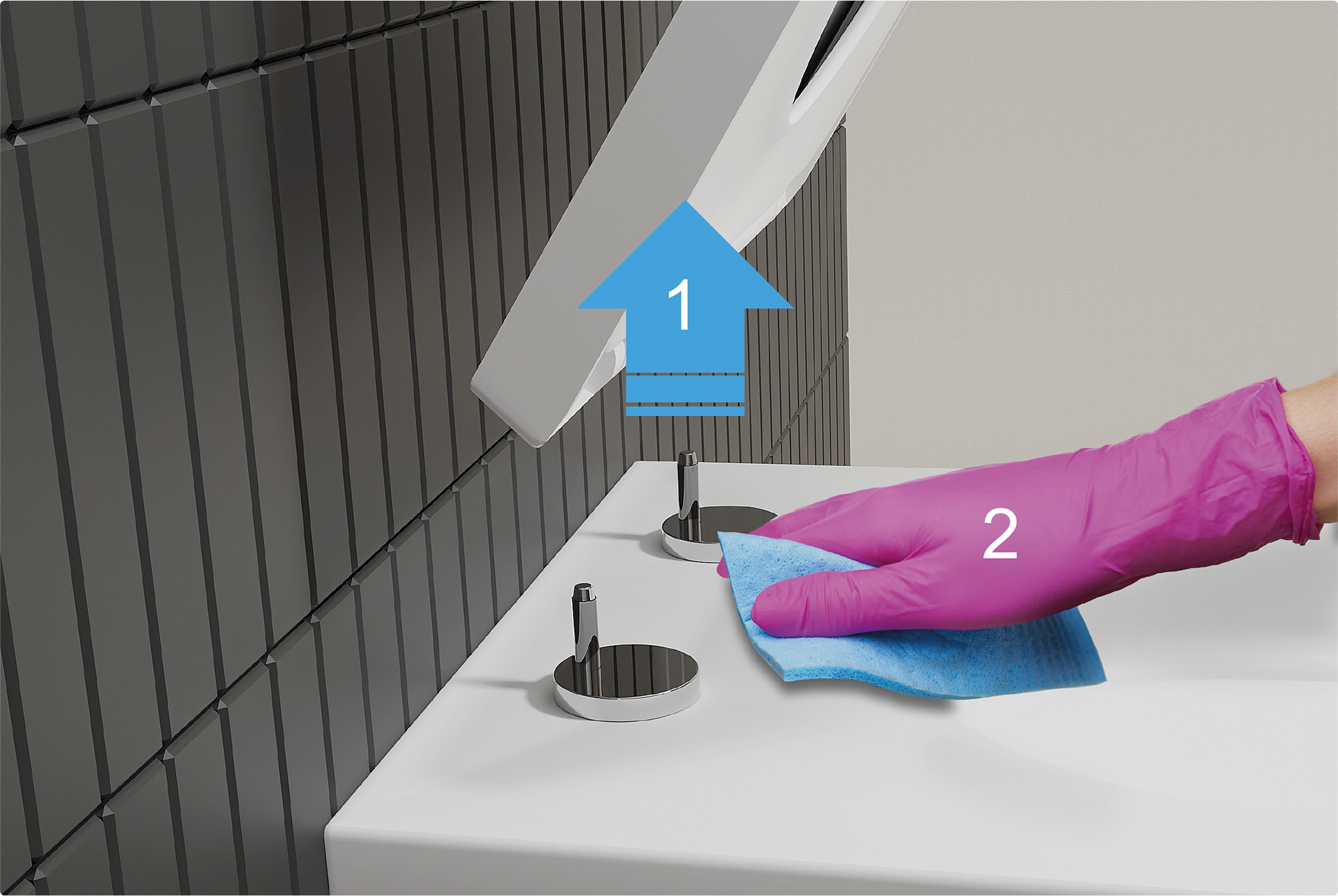 Un gros plan d’un siège de toilette démonté (étape 1) pour le nettoyage. Une main gantée de rose nettoie la surface (étape 2). Un visuel démonstratif de la fonction easy clean de x²o badkamers.