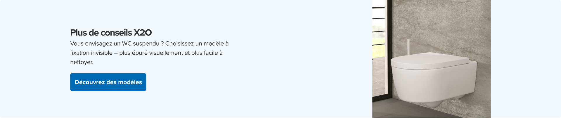 Une toilette suspendue blanche au design arrondi, installée sur un mur brut en béton, avec une brosse WC blanche. Une touche industrielle de x²o badkamers.