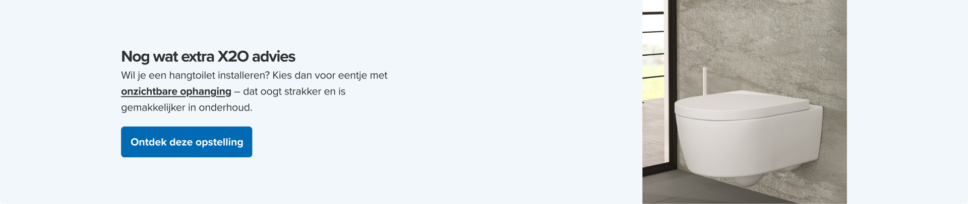 Een witte hangwc met afgeronde vormen tegen een betonlook muur, met een witte wc-borstel ernaast. Een industriële stijl van x²o badkamers.