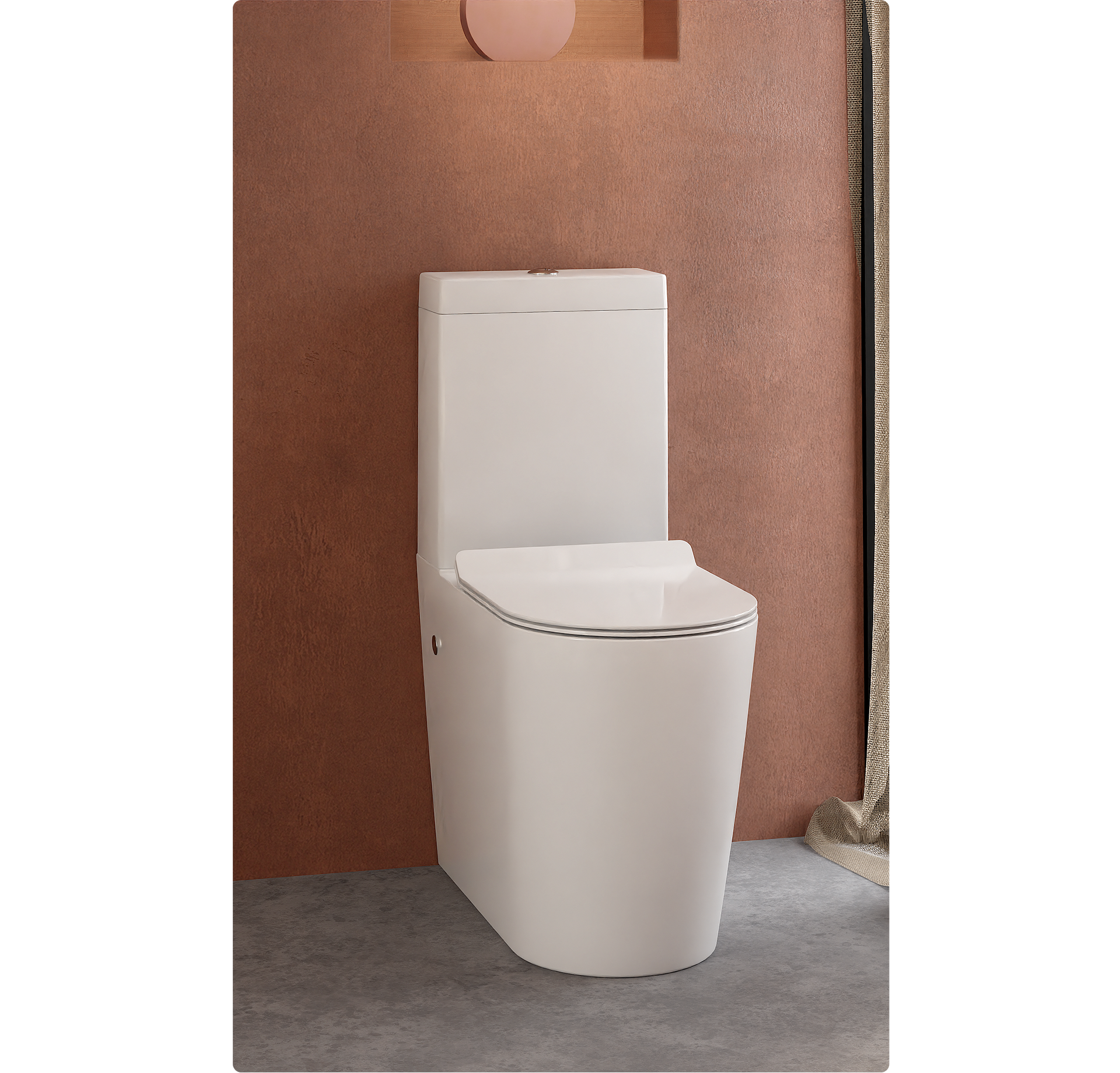 Een staand toilet met ingebouwd waterreservoir tegen een koperen wand, in een strakke en moderne stijl van x²o badkamers.