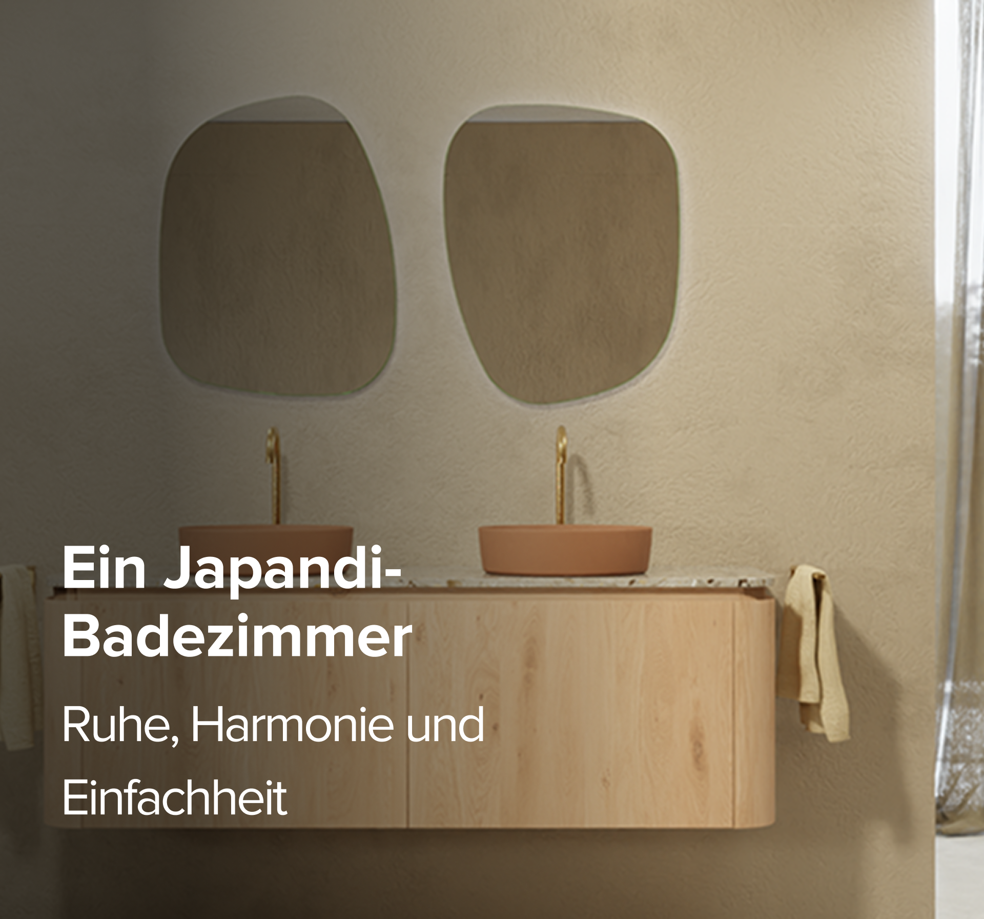 Ein stilvolles Japandi-Badezimmer von X²O Badezimmer mit beigen Wänden, freistehender Badewanne, Holz-Waschtisch mit zwei ovalen Spiegeln und goldenen Armaturen. Text im Bild: „Een Japandi badkamer – Rust, harmonie en eenvoud“.