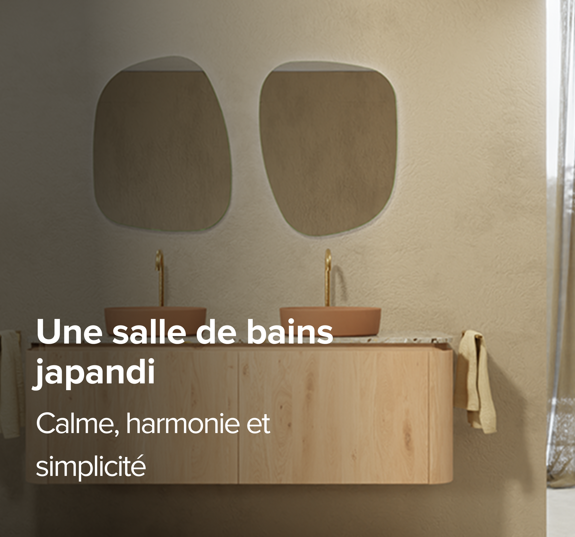Une salle de bains Japandi élégante de X²O salles de bains avec murs beiges, baignoire îlot, meuble-lavabo en bois avec deux miroirs ovales et des robinets dorés. Texte sur l'image : "Une salle de bains Japandi – Calme, harmonie et simplicité".