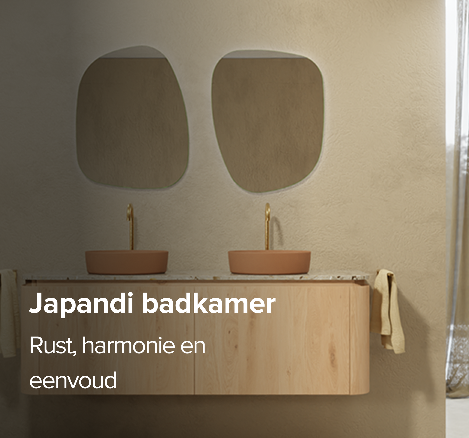 Een stijlvolle Japandi badkamer van X²O badkamers met beige muren, een vrijstaand bad, een houten wastafelmeubel met twee ovale spiegels, en gouden kranen. Tekst op beeld: "Een Japandi badkamer – Rust, harmonie en eenvoud".