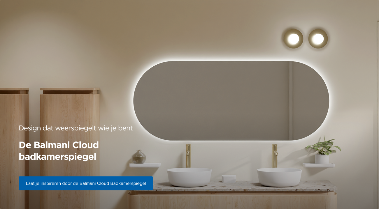 Een ovale wandspiegel met ledverlichting rondom, boven een licht houten meubel met twee witte waskommen, planten en accessoires – Balmani Cloud design van X²O badkamers.