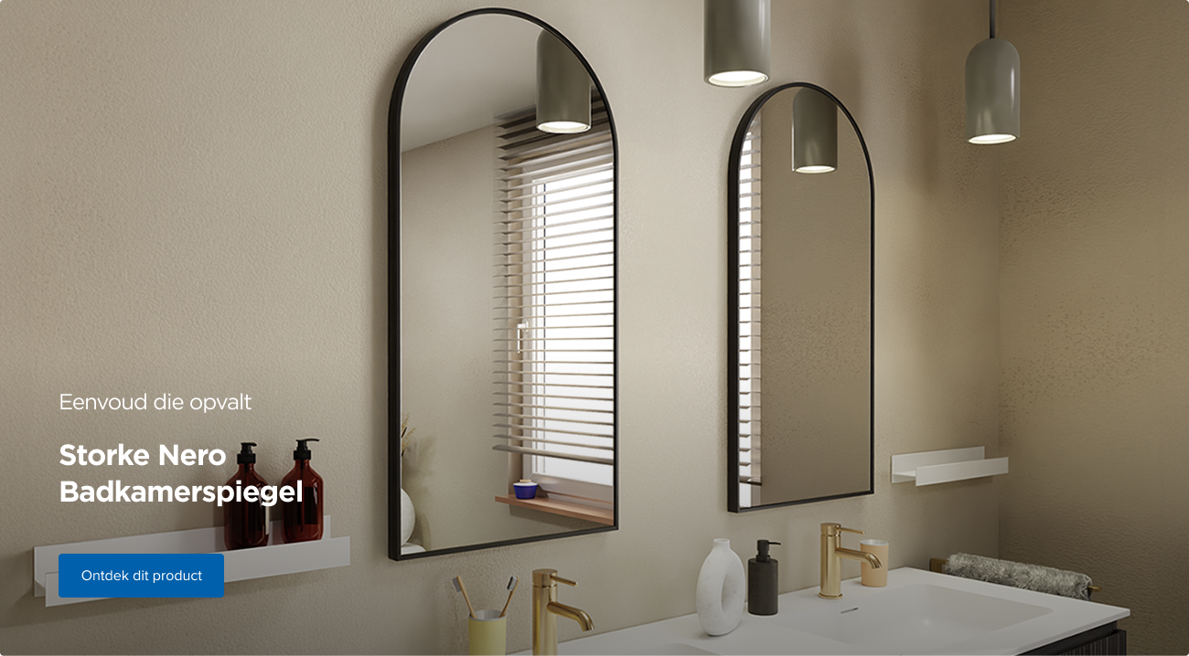 Twee rechthoekige spiegels met zwarte rand boven een dubbele wastafel, afgewerkt met gouden kranen en moderne hanglampen – uit de Storke Nero collectie van X²O badkamers.