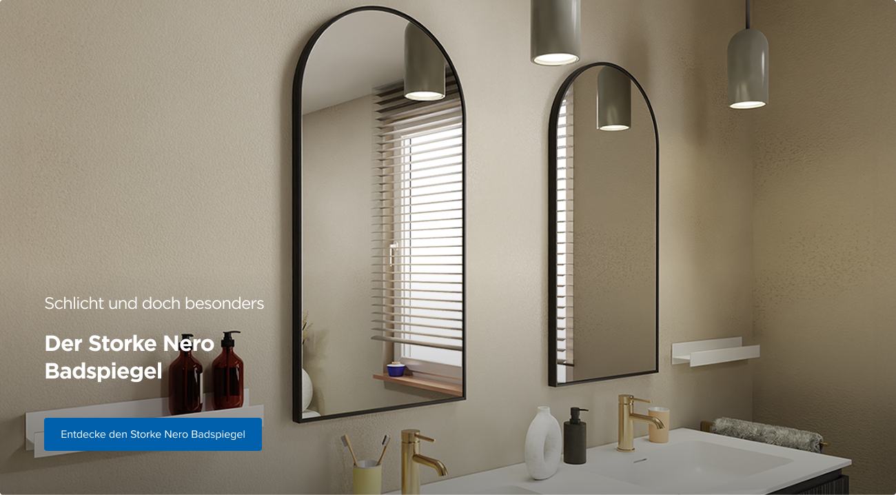 Zwei rechteckige Spiegel mit schwarzem Rahmen über einem Doppelwaschtisch, goldene Armaturen und moderne Hängelampen – Storke Nero von X²O badkamers.