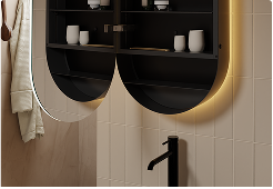 Ein schwarzer Spiegelschrank mit geöffneten Rundtüren, weißen Bechern in den Fächern und warmem LED-Licht – clevere Aufbewahrung von X²O badkamers.