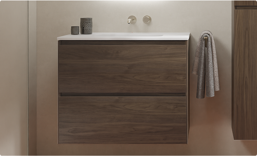 Un meuble de salle de bains élégant en noyer avec deux grands tiroirs et un plan vasque blanc. Une serviette accrochée au mur souligne la fonctionnalité du design des salles de bains x²o.
