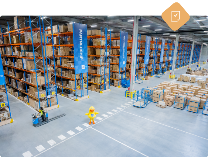 Übersicht über ein großes Logistiklager mit hohen Regalen voller Ware, als Zeichen für die Größe von x²o Badezimmer.