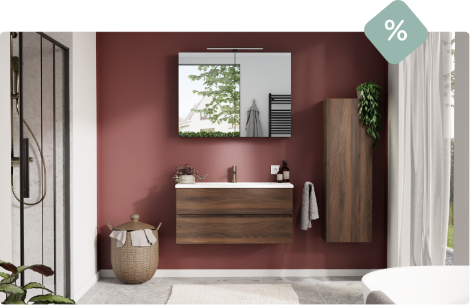 Badezimmerlösung mit holzfarbenem Möbel und Spiegelschrank vor bordeauxroter Wand, passend für jedes Budget bei x²o Badezimmer.