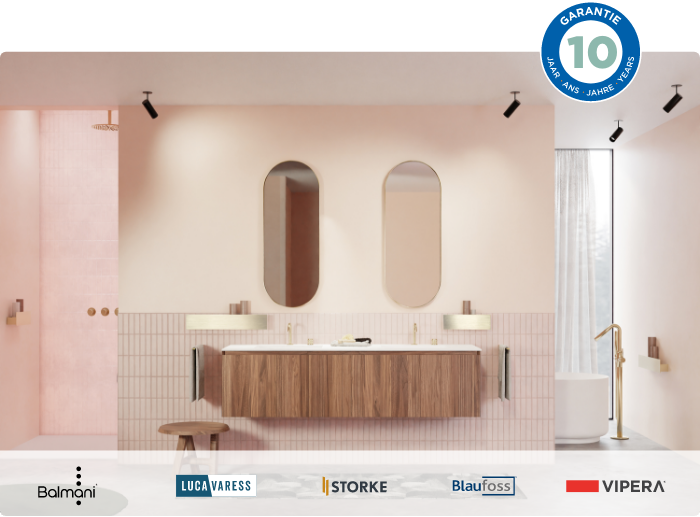 Badezimmergestaltung mit doppeltem Badmöbel aus Holz, zwei organischen Spiegeln und sanften rosafarbenen Wandfliesen, präsentiert von x²o Badezimmer mit sichtbarem 10-Jahre-Garantie-Symbol.