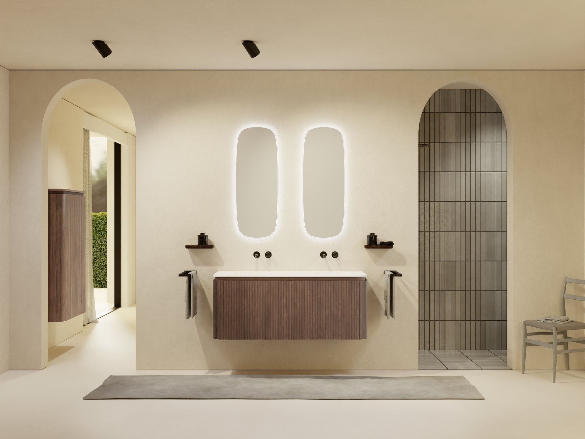 Modernes Badezimmer mit einem schwebenden Holzbadmöbel mit vertikaler Rillenstruktur, einer langen weißen Waschtischplatte mit zwei Armaturen und zwei länglichen Spiegeln mit sanfter LED-Hinterleuchtung. Links und rechts sind kleine Ablagen mit Accessoires, seitlich hängt ein Handtuch und rechts führt eine bogenförmige Öffnung zu einem Duschbereich mit vertikal verlegten Wandfliesen..