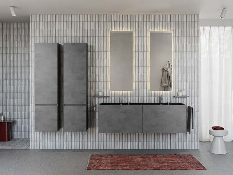 Schwebendes graues Badmöbel mit Doppelwaschbecken, hohen Wandschränken und beleuchteten Spiegeln, modernes Design.
