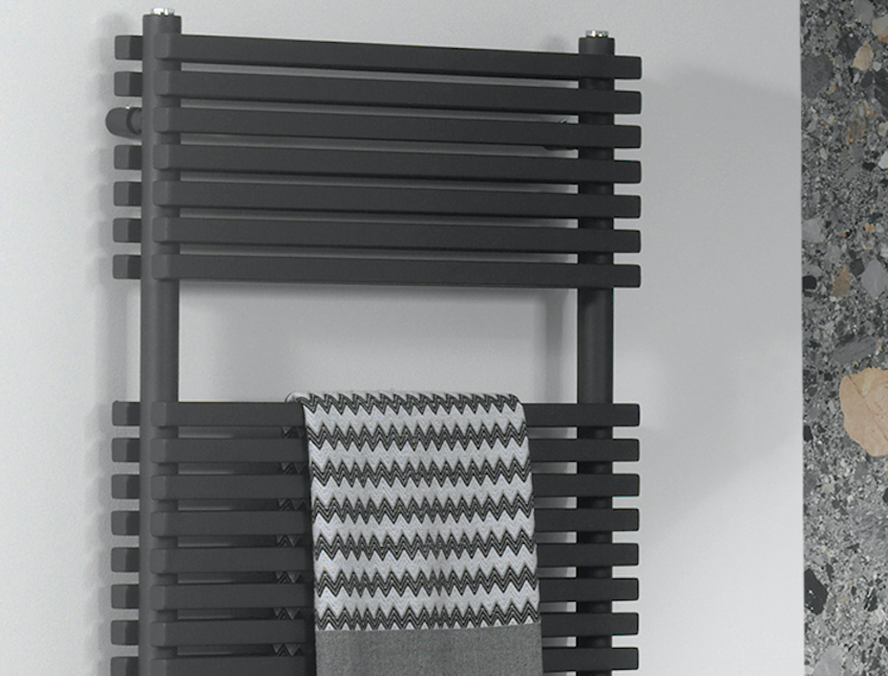 Schwarzer Design-Handtuchheizkörper mit horizontalen Streben, stilvoll und funktional für moderne Bäder.