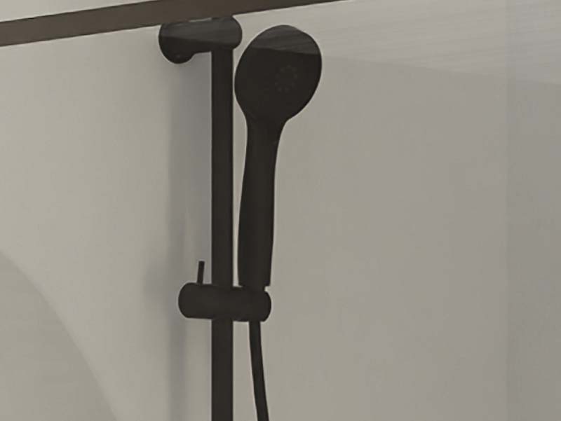  Schwarze Handbrause auf verstellbarer Schiene, montiert an einer Glas-Duschwand.