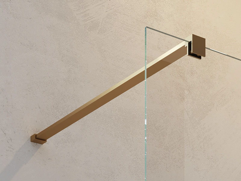 Detail van een inloopdouche met helder glas, subtiel patroon in het glas en een witte douchevloer, afgewerkt met een donkere natuurstenen wand en een zachte badmat.