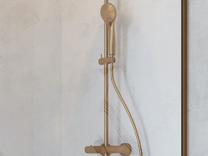 Minimalistische douchewand met transparant glas en goudkleurige stabilisatiestang die elegant contrasteert met de lichte wandafwerking.