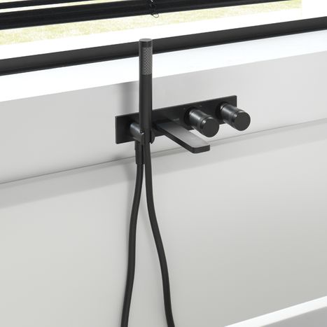 Schwarze Unterputz-Badarmatur mit Handbrause