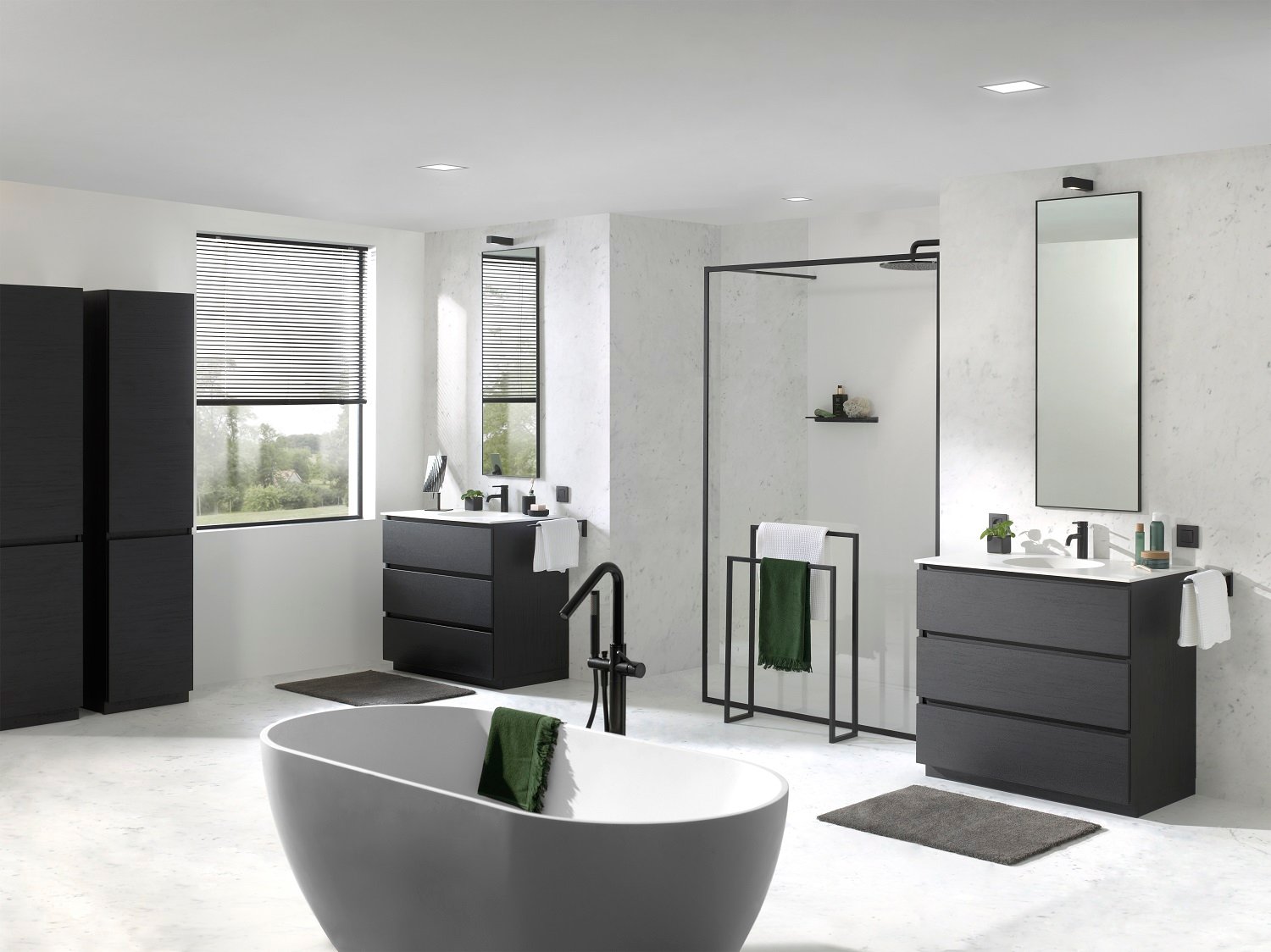 Geräumiges Badezimmer mit zwei schwarzen Waschbeckenmöbeln, Walk-In-Dusche und freistehender Badewanne.