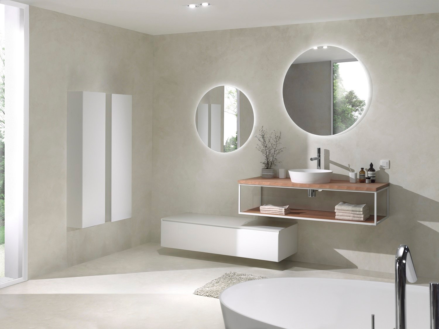 Moderne Badezimmer mit schwebendem Waschbeckenmöbel, runden LED-Spiegeln und minimalistischem Design.