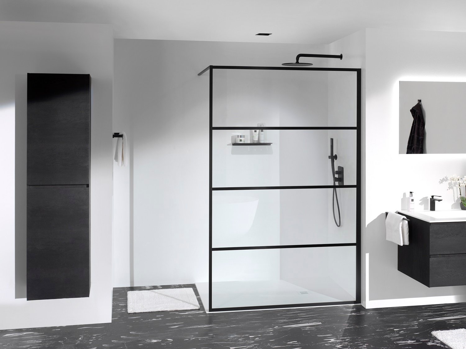 Moderne Walk-In-Dusche mit schwarzem Metallrahmen, Glaswand und Regendusche in einem minimalistischen Bad.