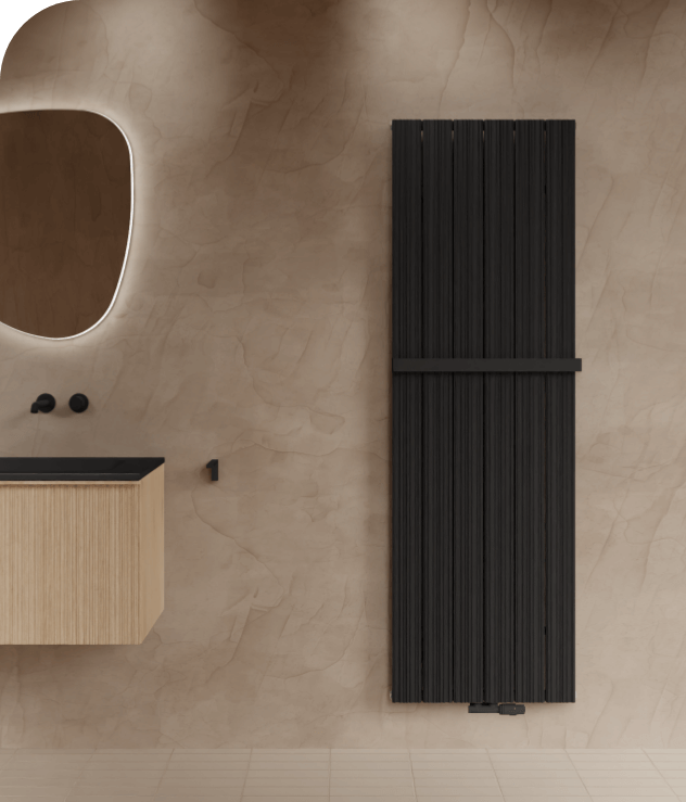 Zwarte designradiator met verticale ribbels en handdoekhouder, stijlvol geïntegreerd in een luxe badkamer.