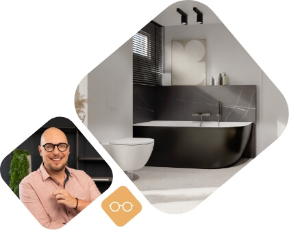 Luxe badkamer met zwart vrijstaand bad en moderne accenten, gecombineerd met een portret van een interieurontwerper.